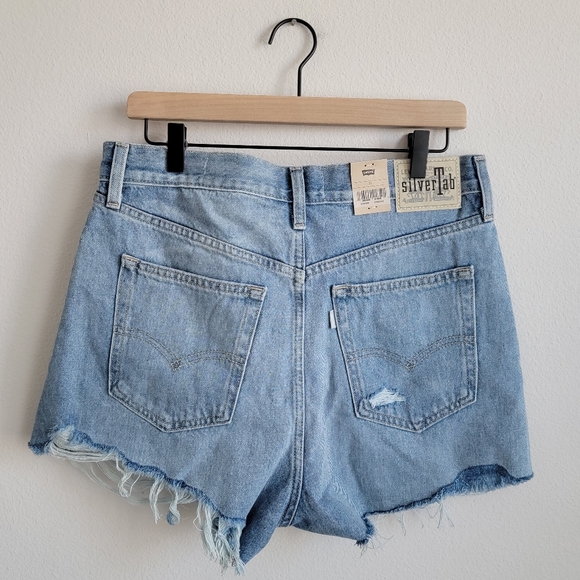 Levi's Silvertab High Waisted Mom Shorts - Picture 3 of 4